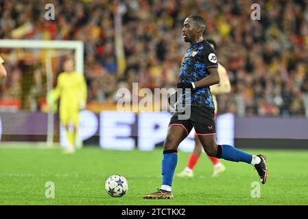 Lens, Francia. 12 dicembre 2023. Boubakary Soumare (24) di Siviglia nella foto del giorno 6 della UEFA Champions League nel gruppo B nella stagione 2023-2024 tra Racing Club de Lens e FC Sevilla il 12 dicembre 2023 a Lens, in Francia. (Foto di David Catry/Isosport) credito: Sportpix/Alamy Live News Foto Stock