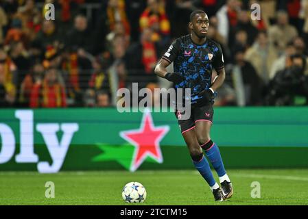 Boubakary Soumare (24) di Siviglia foto durante la partita di UEFA Champions League Matchday 6 nel gruppo B nella stagione 2023-2024 tra Racing Club de Lens e FC Sevilla il 12 dicembre 2023 a Lens, Francia. (Foto di David Catry / Isosport) Foto Stock