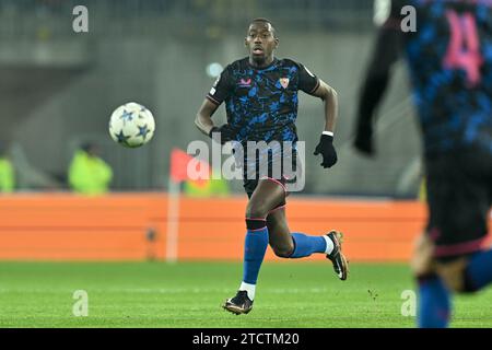 Boubakary Soumare (24) di Siviglia foto durante la partita di UEFA Champions League Matchday 6 nel gruppo B nella stagione 2023-2024 tra Racing Club de Lens e FC Sevilla il 12 dicembre 2023 a Lens, Francia. (Foto di David Catry / Isosport) Foto Stock