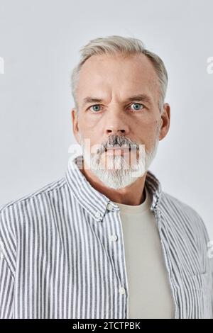 Uomo barbuto serio che guarda la fotocamera Foto Stock