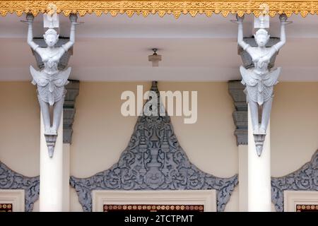 Complesso del palazzo reale. Tetto e colonne dettaglio del Palazzo reale di Phnom Penh sala del Trono. Phnom Penh; Cambogia. Foto Stock