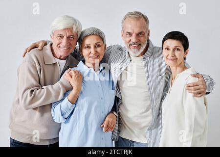 Amici anziani allegri che guardano la fotocamera Foto Stock