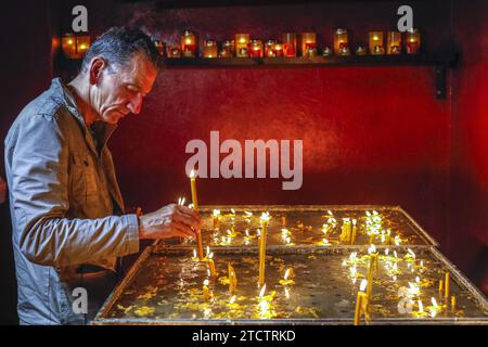 Candele accese fedeli nella cattedrale ortodossa metropolitana di Timisoara, Romania Foto Stock