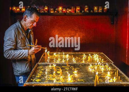 Candele accese fedeli nella cattedrale ortodossa metropolitana di Timisoara, Romania Foto Stock