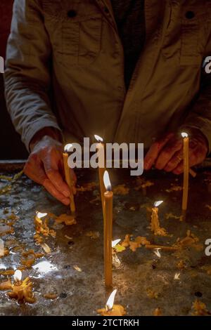 Candele accese fedeli nella cattedrale ortodossa metropolitana di Timisoara, Romania Foto Stock