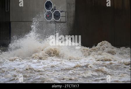 Stoccarda, Germania. 14 dicembre 2023. Le masse d'acqua formano onde alte in corrispondenza di un blocco Neckar vicino a Stoccarda dopo piogge prolungate (effetto pulente dovuto a una lunga esposizione). Crediti: Bernd Weißbrod/dpa/Alamy Live News Foto Stock