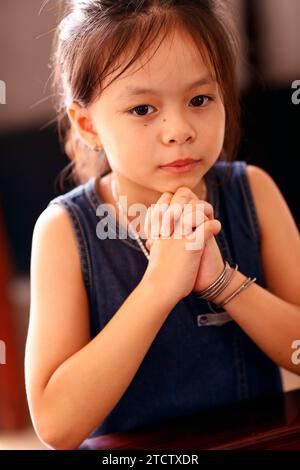 Cattedrale di CAN Tho. Giovane ragazza che prega in chiesa. CAN Tho. Vietnam. Foto Stock