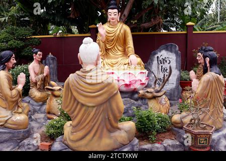 Pagoda buddista Phuoc Hue. Dopo il suo Illuminismo a Bodh Gaya, il Buddha predicò il suo primo sermone sulle quattro nobili verità ai cinque asceti Foto Stock