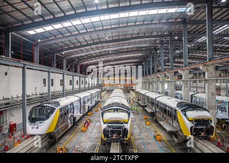 (231214) -- BANGKOK, 14 dicembre 2023 (Xinhua) -- questa foto scattata il 22 settembre 2023 mostra il centro di manutenzione della monorotaia Yellow Line a Bangkok, Thailandia. Prodotta dalla CRRC cinese Puzhen Alstom Transportation Systems Limited e gestita da agenzie tailandesi, la monorotaia "Yellow Line" ha iniziato le operazioni commerciali a luglio. La Pink Line ha iniziato una prova pubblica il 21 novembre. Entrambe le linee di monorotaia sono dotate di treni senza conducente a costi contenuti con costi di costruzione inferiori rispetto ai sistemi di metropolitana convenzionali. I treni monorotaia di fabbricazione cinese offrono facilità di trasporto per le persone che viaggiano tra il Foto Stock