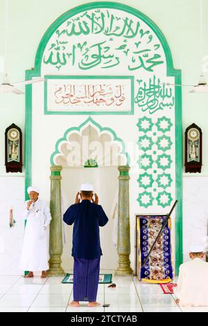 Moschea Jamiul Azhar. La preghiera del venerdì (salato). Il Muezzin chiama alla preghiera. Vietnam. Foto Stock