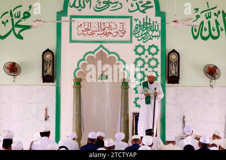 Moschea Jamiul Azhar. La preghiera del venerdì (salato). Sermone dell'Imam. Vietnam. Foto Stock