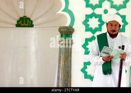 Moschea Jamiul Azhar. La preghiera del venerdì (salato). Sermone dell'Imam. Vietnam. Foto Stock