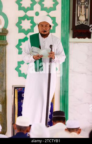 Moschea Jamiul Azhar. La preghiera del venerdì (salato). Sermone dell'Imam. Vietnam. Foto Stock