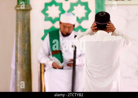 Moschea Jamiul Azhar. La preghiera del venerdì (salato). Sermone dell'Imam. Vietnam. Foto Stock
