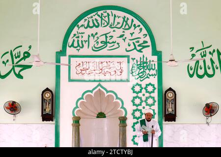 Moschea Jamiul Azhar. La preghiera del venerdì (salato). Sermone dell'Imam. Vietnam. Foto Stock