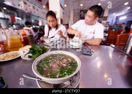 Ristorante vietnamita. Tradizionale zuppa di spaghetti di manzo pho bo. Foto Stock