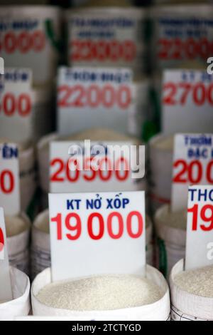 Diversi tipi di riso in vendita su un mercato locale. Foto Stock