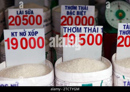 Diversi tipi di riso in vendita su un mercato locale. Foto Stock