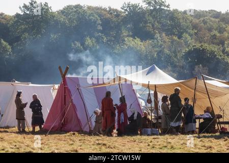 Inghilterra, East Sussex, Battaglia, la Battaglia annuale di ottobre Battaglia di Hastings Re-enactment Festival, l'accampamento inglese con partecipanti all'evento vestito in M Foto Stock