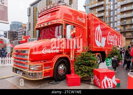 Wembley Park, Londra, Regno Unito. 14 dicembre 2023. L'iconico camion natalizio della Coca Cola si ferma sulla Olympic Way, di fronte allo stadio Wembley, durante il suo tour del Regno Unito del 2023. Foto di Amanda Rose/Alamy Live News Foto Stock