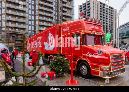 Wembley Park, Londra, Regno Unito. 14 dicembre 2023. L'iconico camion natalizio della Coca Cola si ferma sulla Olympic Way, di fronte allo stadio Wembley, durante il suo tour del Regno Unito del 2023. Foto di Amanda Rose/Alamy Live News Foto Stock