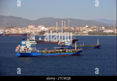 Tre navi, le petroliere per prodotti chimici e petroliferi "Nisyros" e "IOS1" con Koga Royal, una nave cargo ancorata nella baia di Gibilterra, BTO, Spagna, UE. Foto Stock