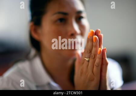 Donna cattolica che prega da sola in una chiesa. CAN Tho. Vietnam. Foto Stock