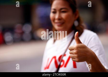 Giovane donna positiva che mostra il pollice in alto. Gesto della mano positivo. Foto Stock