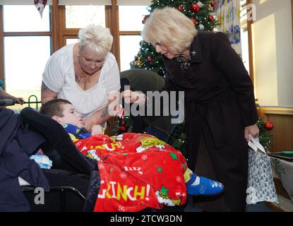 La regina Camilla parla con un giovane paziente durante una visita per incontrare bambini, famiglie e personale al Childrens Hospice South West's (CHSW) Charlton Farm Children's hospice, a Bristol. Data immagine: Giovedì 14 dicembre 2023. Foto Stock