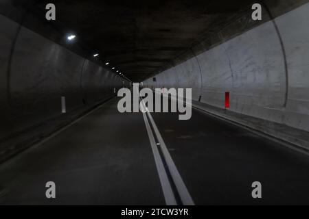 Vista di un tunnel e di un'autostrada che attraversano una montagna in Abruzzo Foto Stock