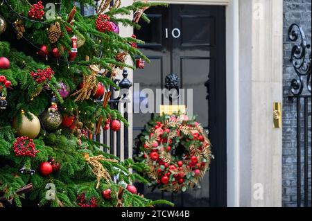 Londra, Regno Unito. Albero di Natale e corona di Natale sulla porta di 10 Downing Street, dicembre 2023 (Tree in Focus) Foto Stock