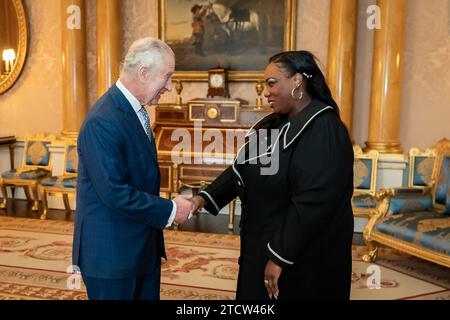 Re Carlo III riceve l'alto Commissario per Grenada nel Regno Unito, la signora Racher Croney, durante un'udienza a Buckingham Palace, Londra. Data di emissione: Giovedì 14 dicembre 2023. Foto Stock