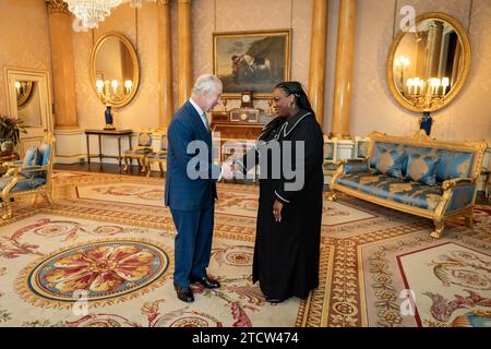 Re Carlo III riceve l'alto Commissario per Grenada nel Regno Unito, la signora Racher Croney, durante un'udienza a Buckingham Palace, Londra. Data di emissione: Giovedì 14 dicembre 2023. Foto Stock