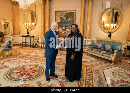 Re Carlo III riceve l'alto Commissario per Grenada nel Regno Unito, la signora Racher Croney, durante un'udienza a Buckingham Palace, Londra. Data di emissione: Giovedì 14 dicembre 2023. Foto Stock