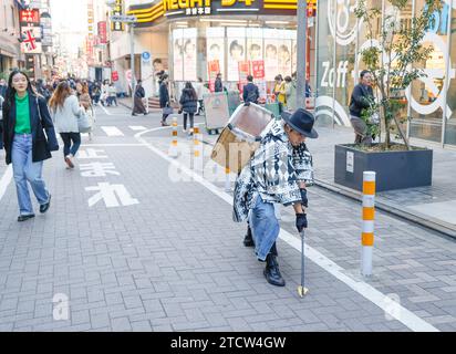 SAMURAI CHE RACCOLGONO RIFIUTI NELLE STRADE DI SHIBUYA A TOKYO Foto Stock