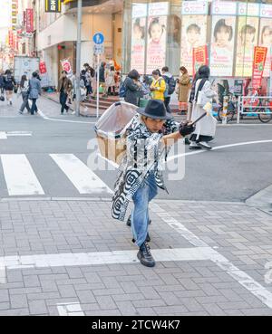 SAMURAI CHE RACCOLGONO RIFIUTI NELLE STRADE DI SHIBUYA A TOKYO Foto Stock