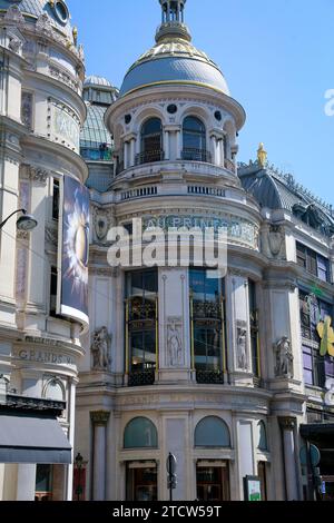 Galerie Lafayette, interni, Parigi: Negozi di bellezza e vetrine di marca nel negozio più famoso del centro di Parigi Foto Stock