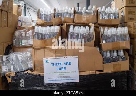 Slough, Regno Unito. 14 dicembre 2023. Igienizzatore per le mani gratuito per i clienti. Un supermercato sociale chiamato notjust A Store ha aperto un nuovo grande negozio al Westgate Retail Park sulla A4 a Slough, Berkshire, accanto a Currys. L'enorme negozio vende cibo a prezzi scontati, dove i clienti possono riempire un cestino con articoli a £5 che costerebbero circa £15 altrove. Gran parte del cibo è passato il migliore prima della data o è in eccesso, ma è comunque perfettamente accettabile da consumare. È aperto a tutti coloro che odiano gli sprechi e amano fare affari. Gli acquirenti non devono essere membri per fare acquisti in negozio o avere una soglia di reddito. Foto Stock