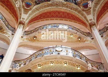 Galerie Lafayette, interni, Parigi: Negozi di bellezza e vetrine di marca nel negozio più famoso del centro di Parigi Foto Stock