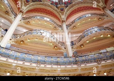 Galerie Lafayette, interni, Parigi: Negozi di bellezza e vetrine di marca nel negozio più famoso del centro di Parigi Foto Stock