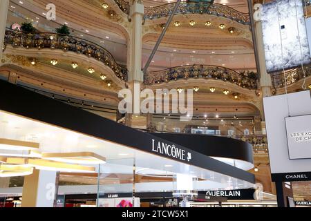 Galerie Lafayette, interni, Parigi: Negozi di bellezza e vetrine di marca nel negozio più famoso del centro di Parigi Foto Stock