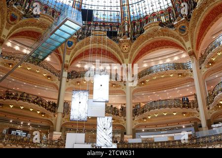 Galerie Lafayette, interni, Parigi: Negozi di bellezza e vetrine di marca nel negozio più famoso del centro di Parigi Foto Stock