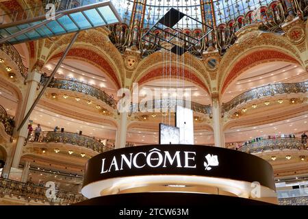 Galerie Lafayette, interni, Parigi: Negozi di bellezza e vetrine di marca nel negozio più famoso del centro di Parigi Foto Stock