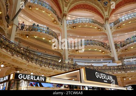 Galerie Lafayette, interni, Parigi: Negozi di bellezza e vetrine di marca nel negozio più famoso del centro di Parigi Foto Stock