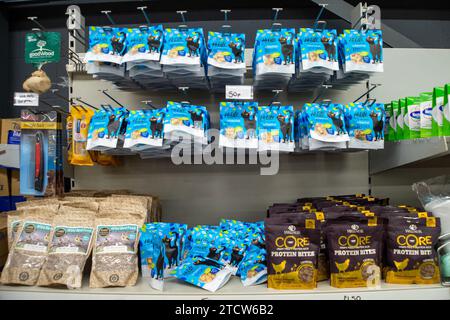 Slough, Regno Unito. 14 dicembre 2023. Alimenti per gatti in negozio. Notjust A Store ha aperto un nuovo grande negozio al Westgate Retail Park sulla A4 a Slough, Berkshire, accanto a Currys. L'enorme negozio vende cibo a prezzi scontati, dove i clienti possono riempire un cestino con articoli a £5 che costerebbero circa £15 altrove. Gran parte del cibo è passato il migliore prima della data o è in eccesso, ma è comunque perfettamente accettabile da consumare. È aperto a tutti coloro che odiano gli sprechi e amano fare affari. Gli acquirenti non devono essere membri per fare acquisti in negozio o avere una soglia di reddito. Credito: Maureen McLean/Alamy Live News Foto Stock