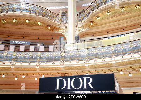 Galerie Lafayette, interni, Parigi: Negozi di bellezza e vetrine di marca nel negozio più famoso del centro di Parigi Foto Stock