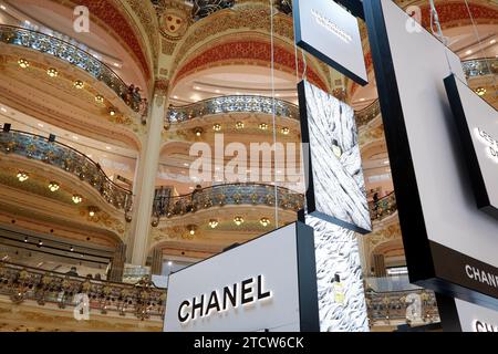 Galerie Lafayette, interni, Parigi: Negozi di bellezza e vetrine di marca nel negozio più famoso del centro di Parigi Foto Stock