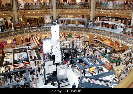 Galerie Lafayette, interni, Parigi: Negozi di bellezza e vetrine di marca nel negozio più famoso del centro di Parigi Foto Stock