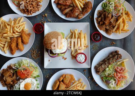 Vista dall'alto di diversi piatti di Street food, varietà di piatti di origine pakistana. Foto Stock