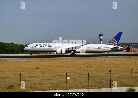 Boeing 787 "Dreamliner" di United Airlines atterra sulla pista 25L dell'aeroporto internazionale di Bruxelles Foto Stock